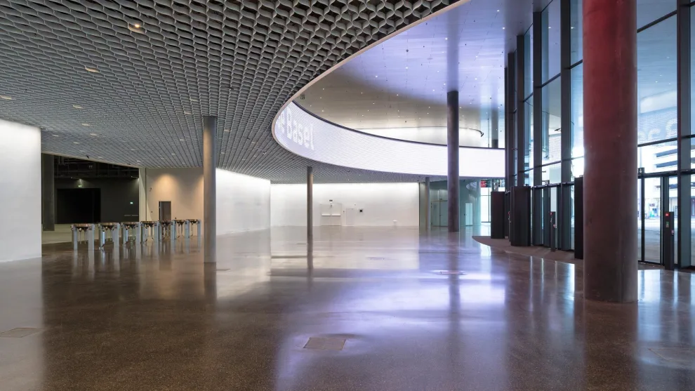 In Zusammenarbeit mit dem Architekturbüro ”Herzog & De Meuron” wurde das einzigartige Zwischendeckensystem “Die Welle” speziell für den Neubau der Messe Basel (CH) entworfen und dem Objektdesign angepasst. In Zusammenarbeit mit dem Architekturbüro ”Herzog & De Meuron” wurde das einzigartige Zwischendeckensystem “Die Welle” speziell für den Neubau der Messe Basel (CH) entworfen und dem Objektdesign angepasst.