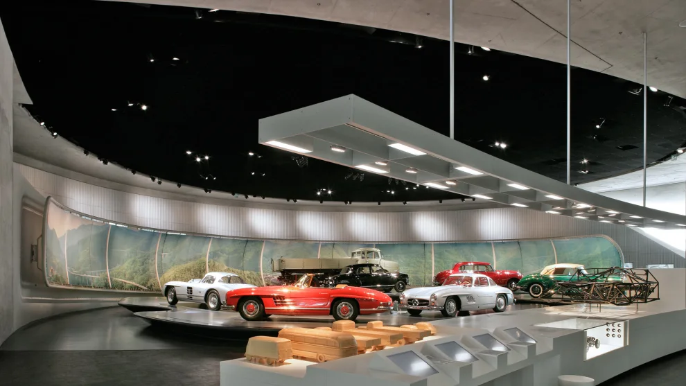 Im Mercedes Benz Museum in Stuttgart wurden visuelle und technische Ansprüche des Planers in verschiedenen Bereichen mit dem „Conturraster AS“ verwirklicht. Die Pagolux Planungsabteilung bot dem Trockenbau größten Service und fertigte sämtliche Randbereiche ab Werk für den passgenauen Einbau.