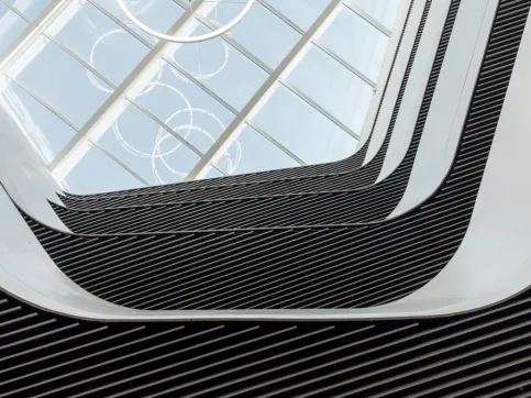Bettet sich in die Raumgeometrie ein: Lamellensystem K9 (Referenz Landratsamt Erlangen)