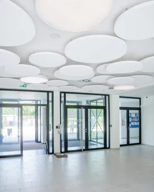 COPaG High School, Prag, Tschechien, Rockfon Eclipse®, A, 1160 x 1160 mm