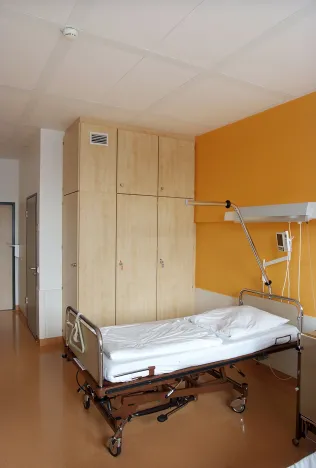 Deckenplatten Sanitas 02 werden hauptsächlich in Krankenhäusern, Senioren-/Pflegeheimen und Labors eingesetzt.