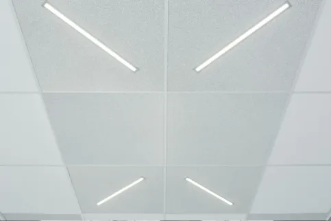 Die LED-Lichtschiene OWAlumino lässt sich mit allen OWAconsult collection Deckensystemen und Plattenkanten kombinieren.