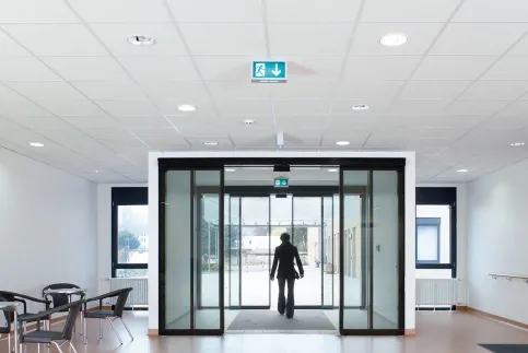 OWA Unterdeckensysteme sind mit verschiedenen lasttragenden Konstruktionen hinsichtlich ihres Feuerwiderstandesnach DIN EN 13501-2 geprüft.