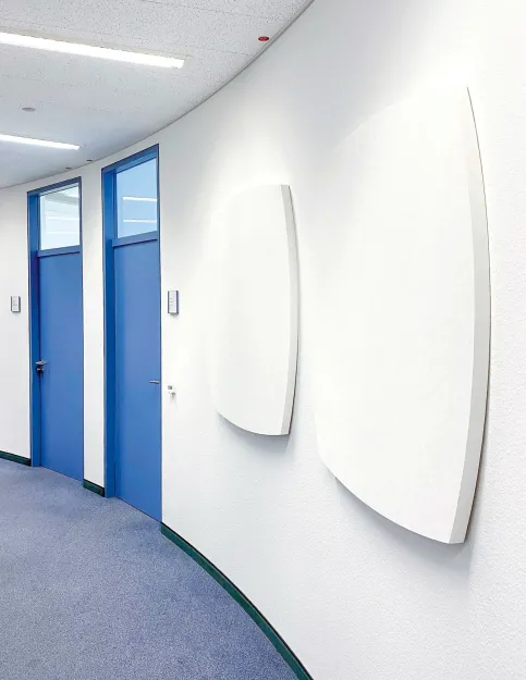 Curve Wandabsorber der Absorberklasse A verfügen über feine, vlieskaschierte Oberflächen.