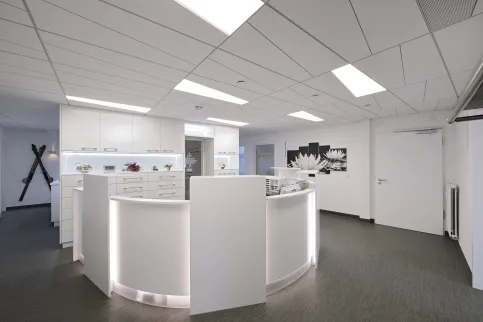 Die LED-Einlegeleuchte Trapeze LED A verfügt über einen schmalen Rahmen und ist Bestandteil des Trapeze Deckensystems.