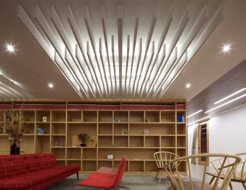 Das passende Cloud/Square LED-Lichtpaket ausgestattet setzt die Decke bei Dunkelheit in Szene.