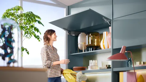 Individuell in Szene gesetztes Wohnzimmermöbel mit AVENTOS HK top