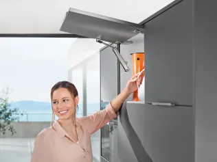 AVENTOS HK-XS über dem Kühlschrank