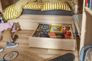 Breite, schwere Holzschublade