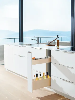Schmaler Schrank mit Holzschubladen