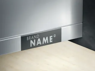 Individuelles Branding-Element als integrierter Bestandteil des LEGRABOX-Designs. Optional lässt sich das Logo auch direkt auf die Zarge drucken oder lasern.