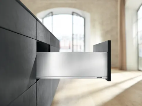 LEGRABOX pure mit matten metallischen Oberflächen und geradlinigem Zargendesign