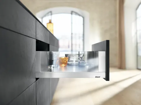Die Designvariante LEGRABOX free macht jedes Möbelstück einzigartig. Ob Glas, Holz, Leder oder Stein – großflächige Einschubelemente setzen wirkungsvolle Akzente.