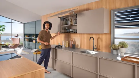 AVENTOS top HS in der Küche mit SERVO-DRIVE