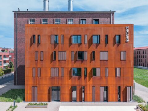 Dynamische Fassadengestaltung mit Faltschiebeläden aus Streckmetall