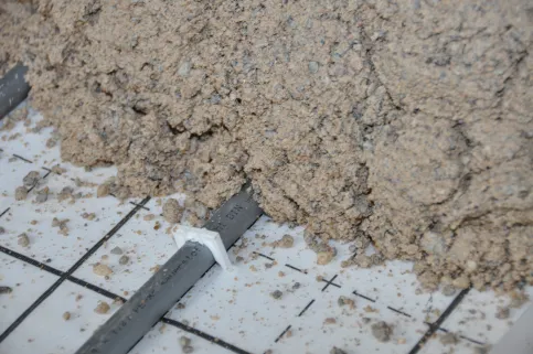 Konventioneller Calciumsulfatestrich auf Fußbodenheizung
