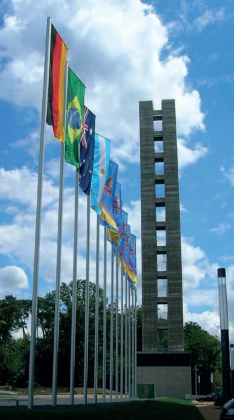 Fahnenmasten vor Denkmal