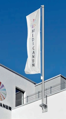 Fassadenfahne am Medicanum, Neheim