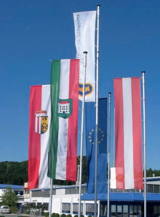 Fahnenpark vor Bürogebäude