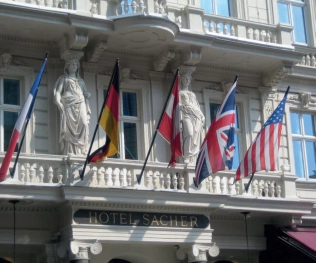 Schräge Wandfahnen am Hotel Sacher in Wien