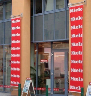 Wandfahnentransparent vor Küchenfachgeschäft, Wien