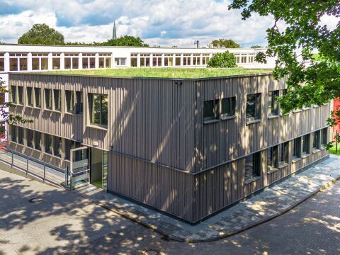 Adapteo realisiert Modulbauschule mit Gründach in Schwarzenbek