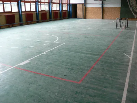 Sporthalle vorher: abgenutzter Boden