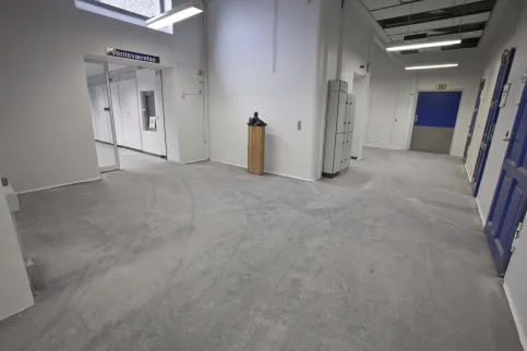 Alter, abgenutzter Boden in einem Krankenhaus