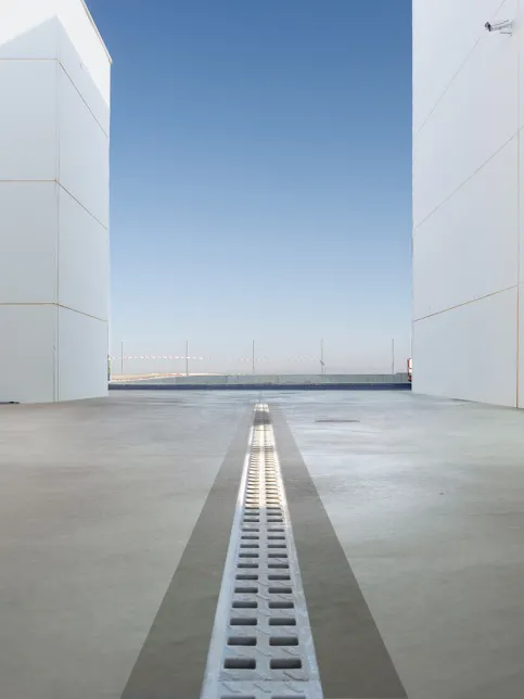 Kompaqdrain®: Kompaktrinne aus Polymerbeton mit eingebauter Abdeckung