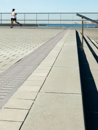 Kompaqdrain: Platzgestaltung in Barcelona