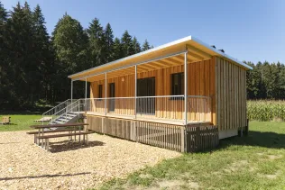 Der lange überdachte Balkon bietet zusätzlichen Unterschlupf an unbeständigen Tagen.