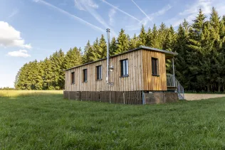 Die Stahlkonstruktion als Unterbau lässt sich als Stauraum nutzen und macht den Kindergarten zudem mobil.