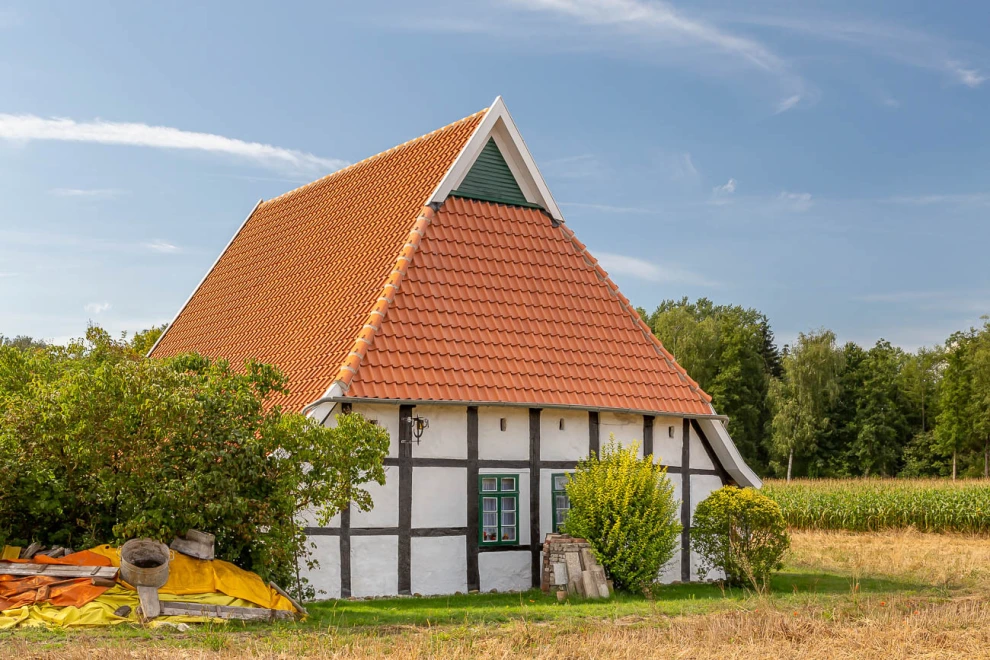 Kaum ein anderer Tondachziegel hat so viel Tradition wie die Hohlpfanne. So ist es kaum verwunderlich, dass eben diese für die Dachsanierung des denkmalgeschützten Einfamilienhauses ausgewählt wurde.