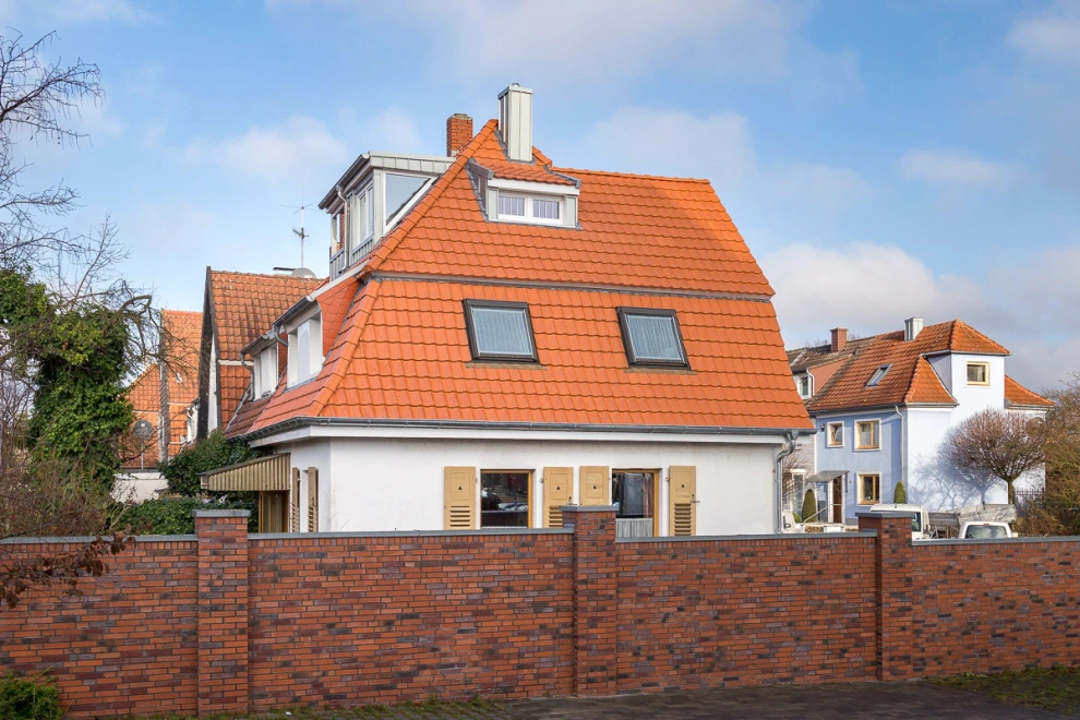 Das ruhige Deckbild dieses Einfamilienhauses kommt mit dem Reformziegel Z7v in der Oberfläche naturrot und dem dazu passenden First F6v zu Stande. Referenz: Dachdeckerbetrieb Wolfgang Jawarsch, Münster