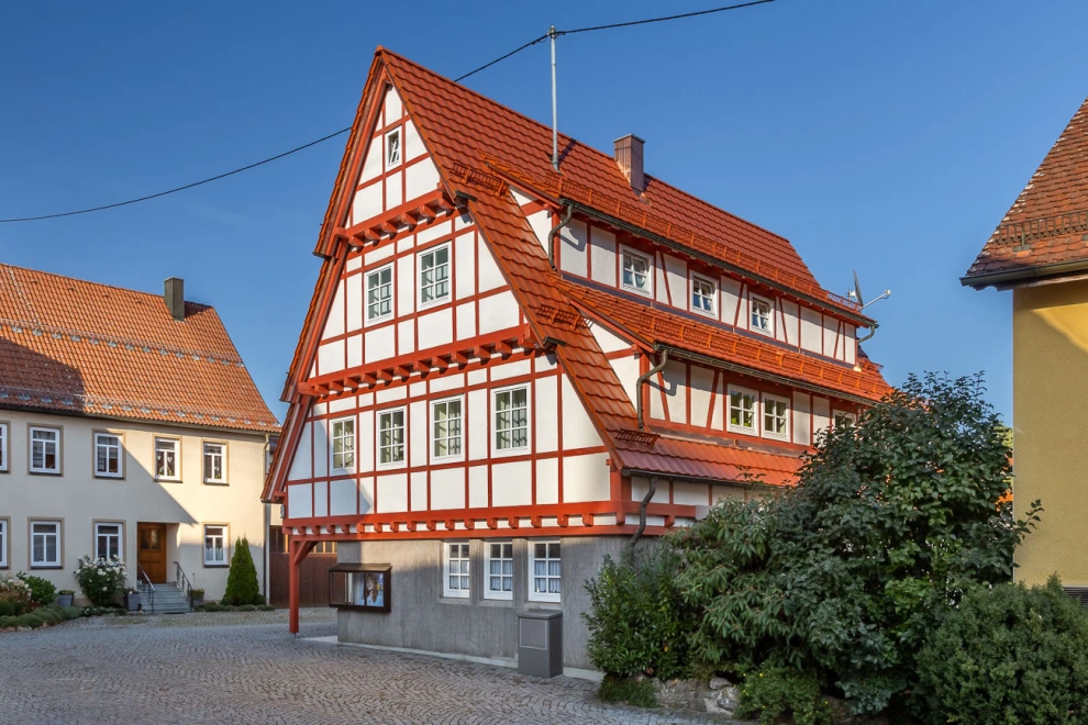 Geschäftshaus mit Fachwerk und Reformziegel Z10. Referenz: Friseursalon Eisele, Trochtelfingen