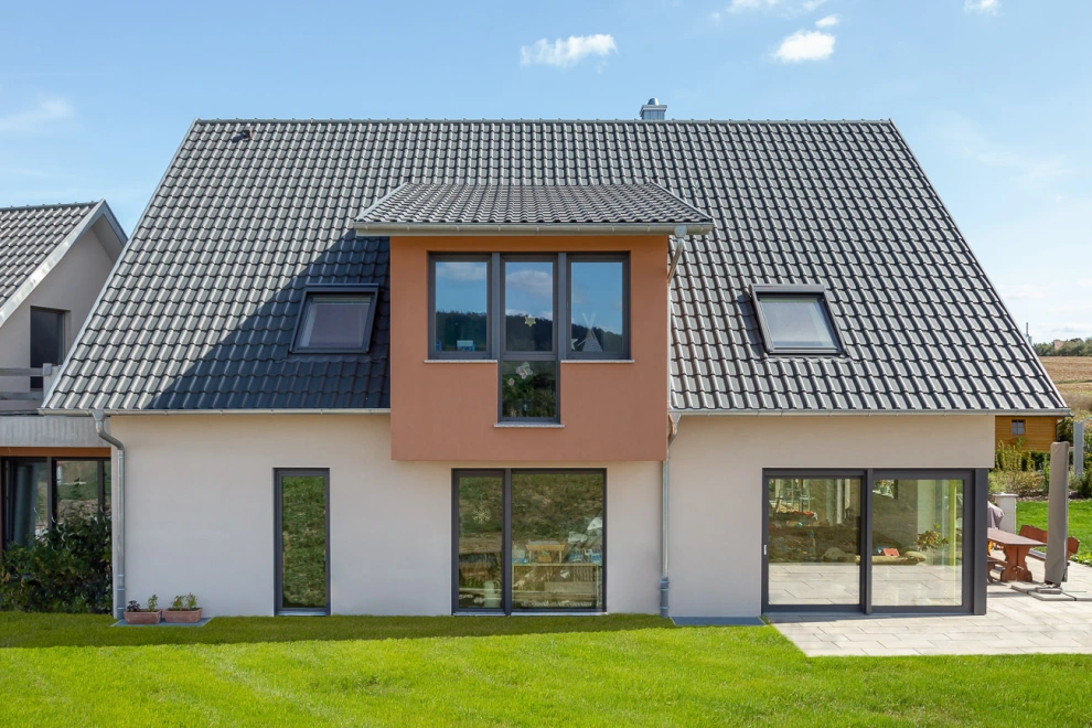 Dieses Einfamilienhaus wurde mit der Flachdachpfanne W6v in der Sonderserie edelschiefer gedeckt. Neben dieser Farbe bietet der Ziegel noch viele weitere Oberflächen wie Glasuren oder Standardengoben.