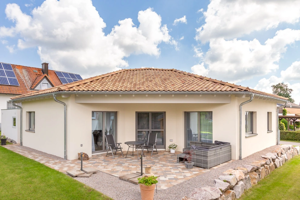 Das besondere Licht- und Schattenspiel dieser romanischen Pfanne kommt besonders gut zur Geltung, wenn Bungalows oder Toskana-Häuser mit den warmen ocker-rot-Farbnuancen der Sonderfarbe Bella Casa eingedeckt werden.