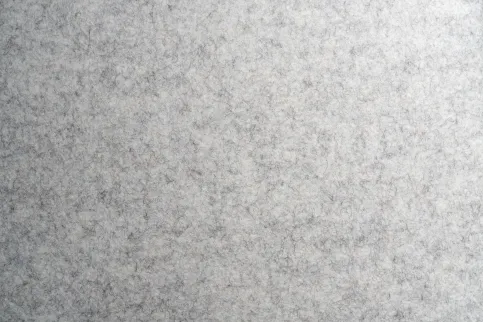 Der Bezug besteht aus 3 mm starkem, sortenreinem europäischem Schurwollfilz, erhältlich in 56 Farben.