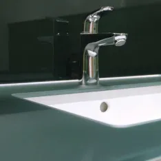 Edle Glaswaschtischplatte mit Siebdruck in Grün.