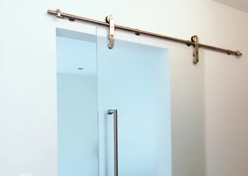 Der Schiebebeschlag der Linie 5000 wird direkt auf der Wand montiert.
