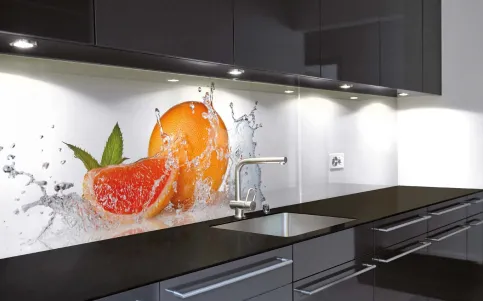 Individuell gestaltete Glasrückwand mit Digitaldruck, Glasarbeitsplatte in Siebdruck Schwarz
