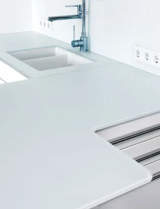 Glasarbeitsplatte in Siebdruck Weiß mit kratzunempfindlicher Oberfläche.