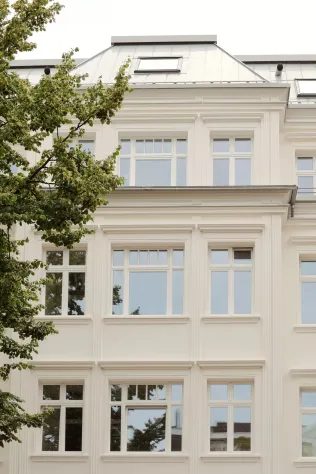Exklusiven Wohnhauses in Hamburg, ausgestattet mit Fensterprofilen aus Accoya®-Holz