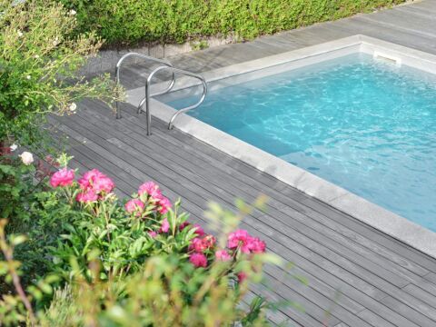Mit Accoya Holz am Pool entspannen: natürlich und stilvoll