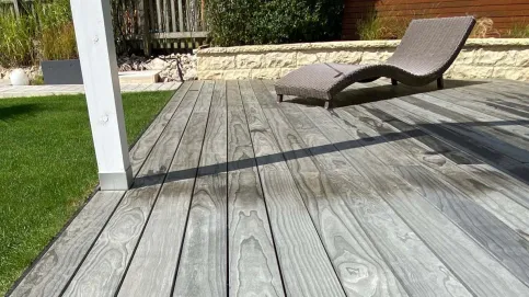 Accoya® – Terrassendielen, grau durchgefärbt