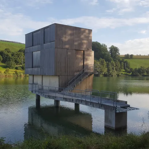 Accoya®-Holzfassade: Zielturm im Ruderzentrum der Naturarena Rotse, Schweiz