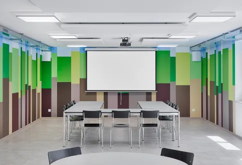 Moderner und heller Besprechungsraum