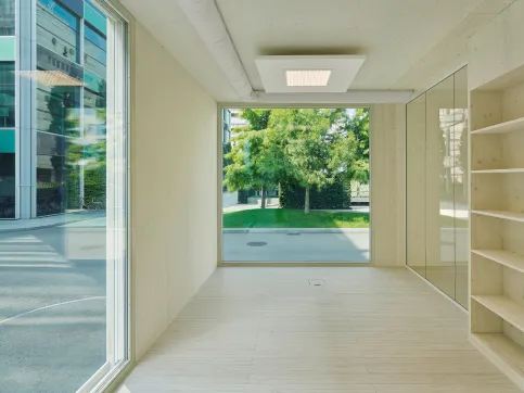 Individueller Modul-Charakter dank sichtbarem Massivholz, großen Fensterflächen und einer großzügigen Innenraumhöhe von 3 Metern.