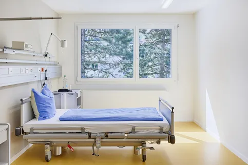 Großzügige Patientenzimmer mit Medizin-/Medien-Kanal
