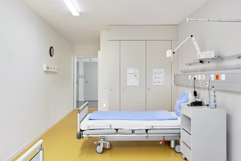 Großzügige Patientenzimmer mit Medizin-/Medien-Kanal